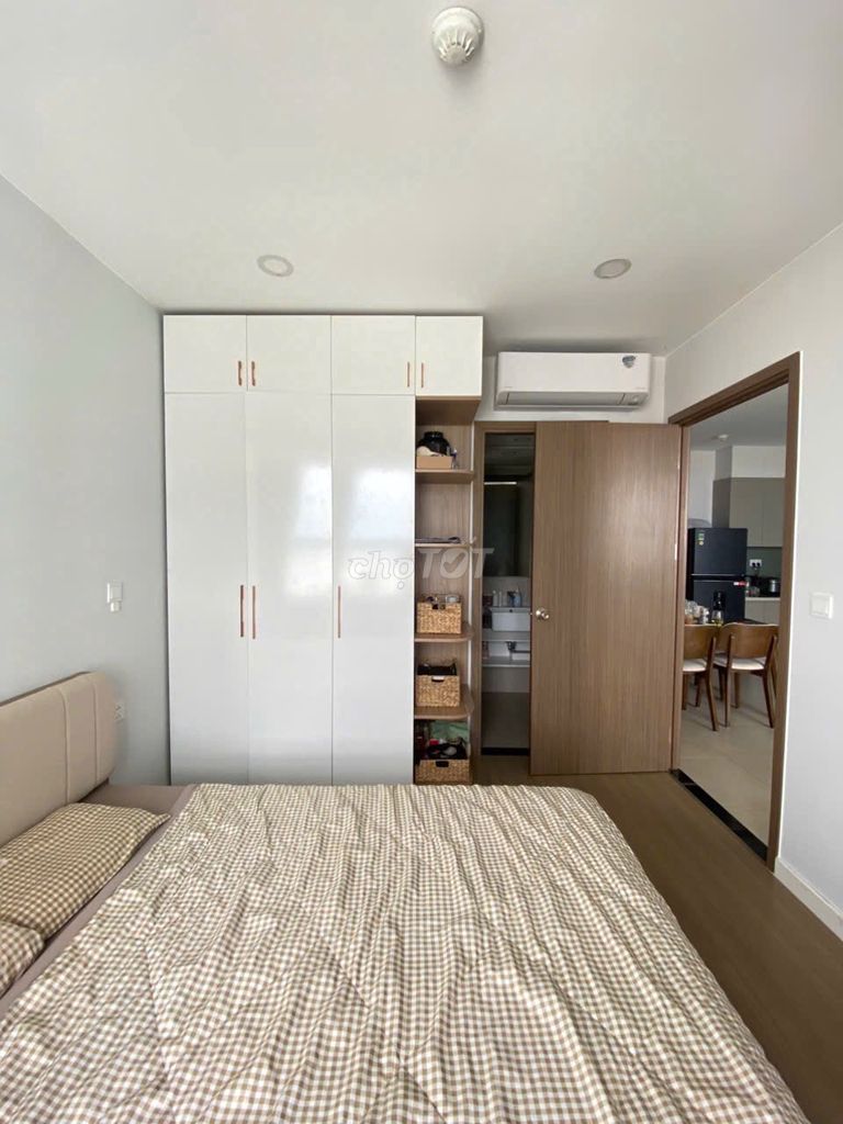 It's the owner who rents two bedrooms. Two high-rise toilets.