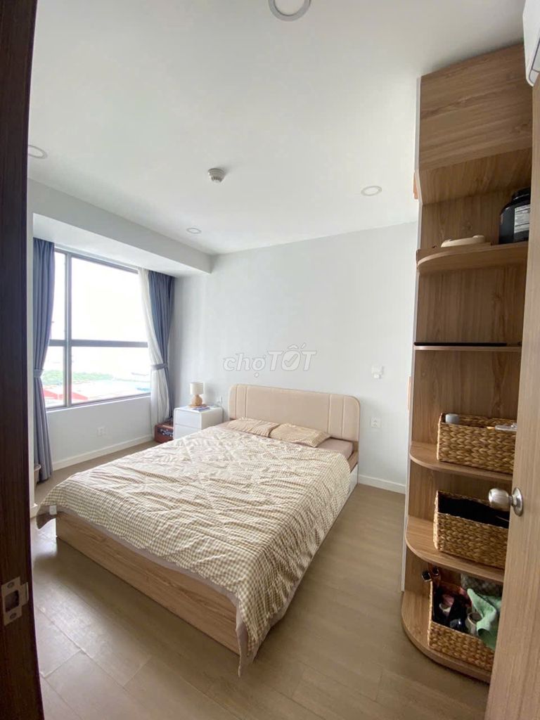 It's the owner who rents two bedrooms. Two high-rise toilets.