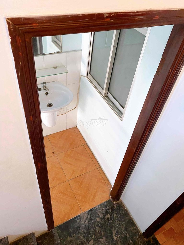 A cheap window window of the common toilet