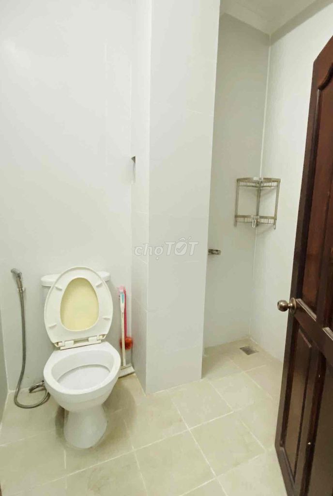 A cheap window window of the common toilet