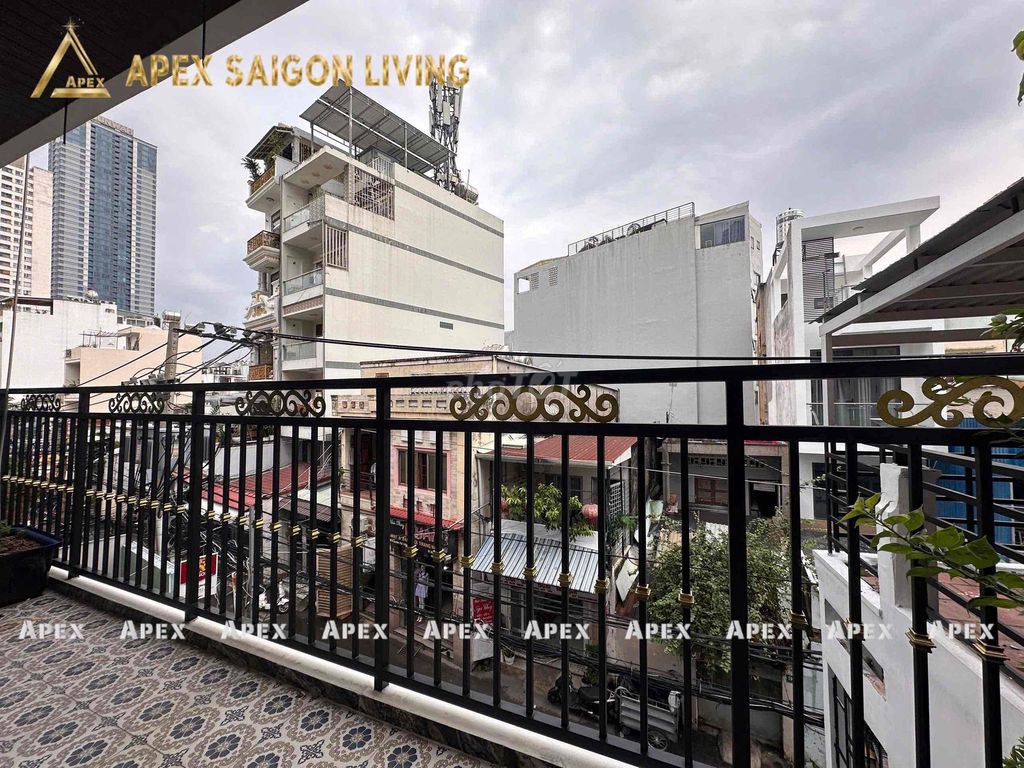 Luxry balcony next to landmark 81.