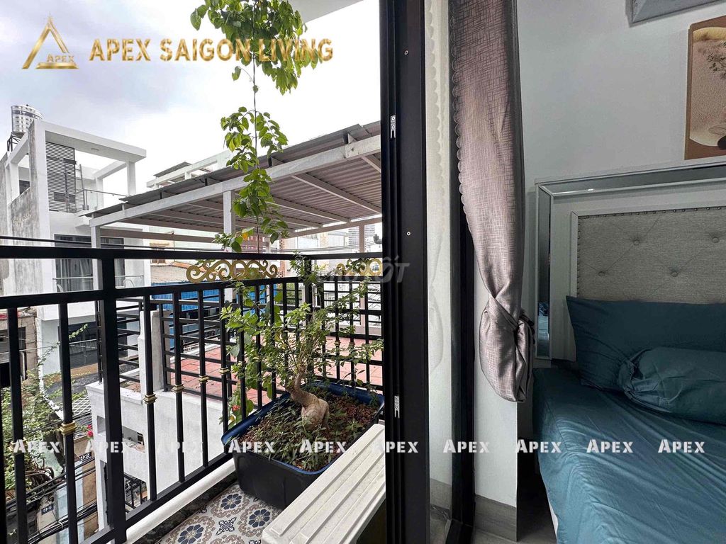 Luxry balcony next to landmark 81.