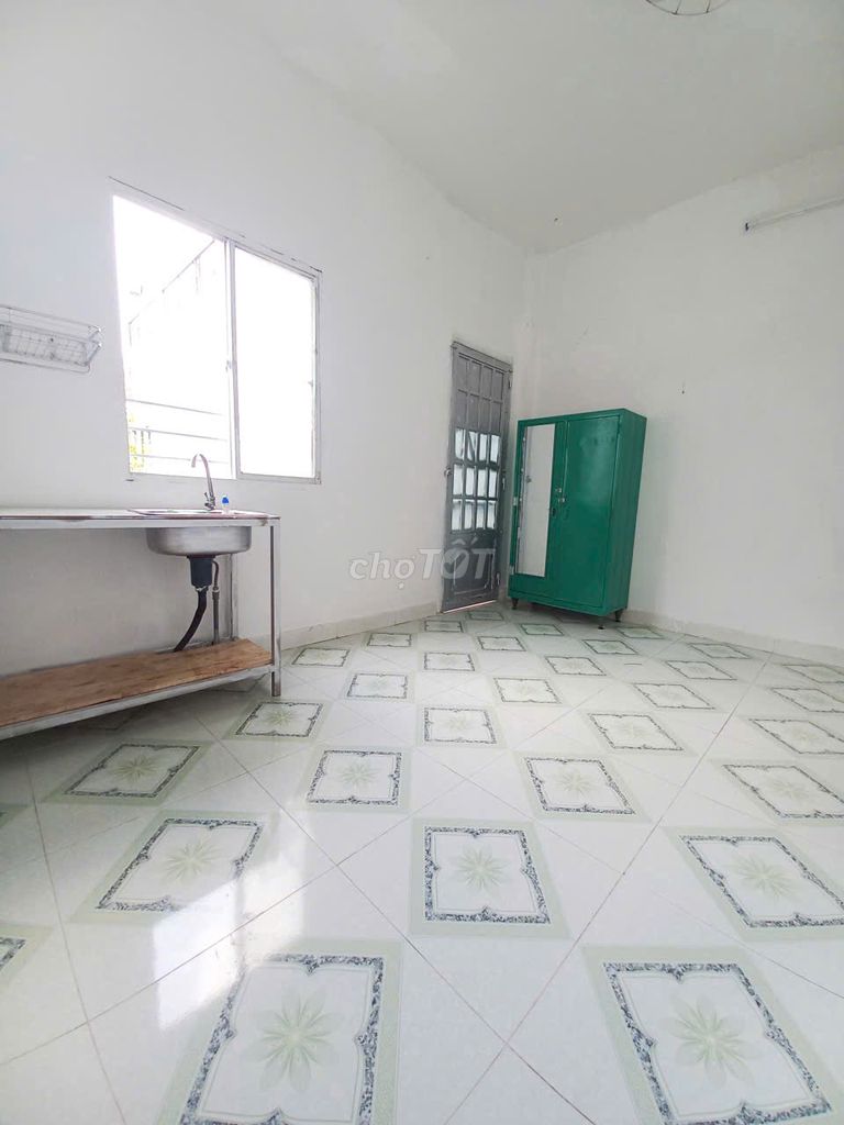 We'll rent room 20 meters, have air conditioning near Sun's School.