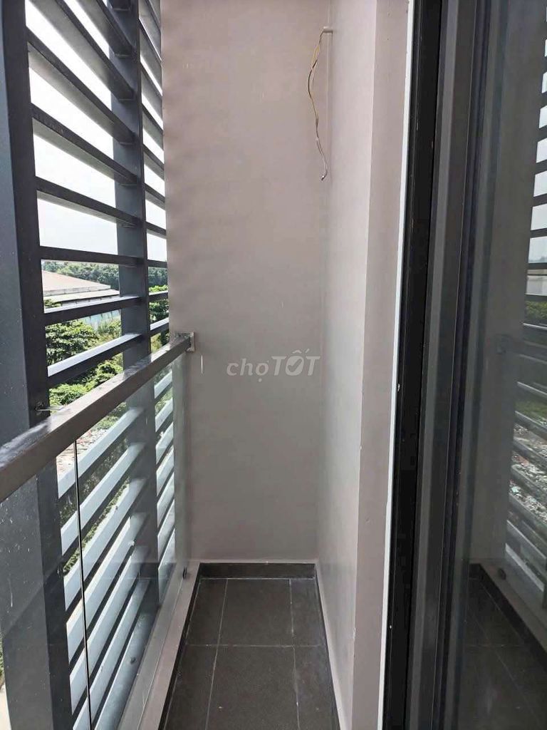 Get out of here! Rents The Pegasuite studios with a full balcony.