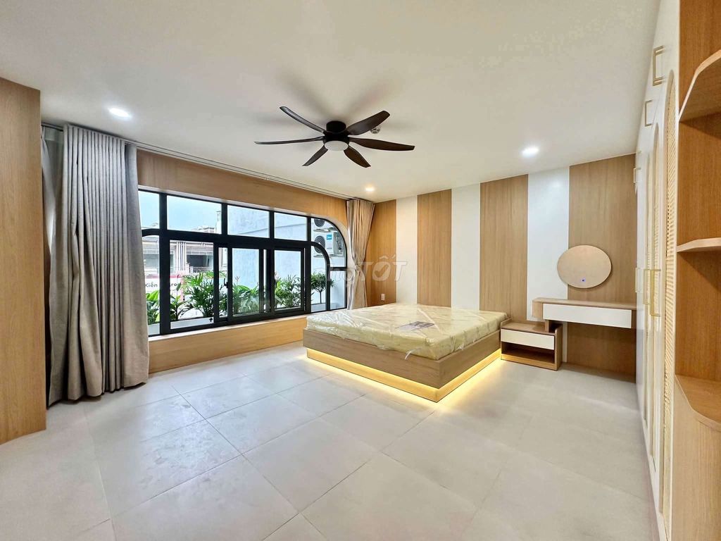 The 1st House is a 60-foot-two kitchen room in the heart of the 10th.