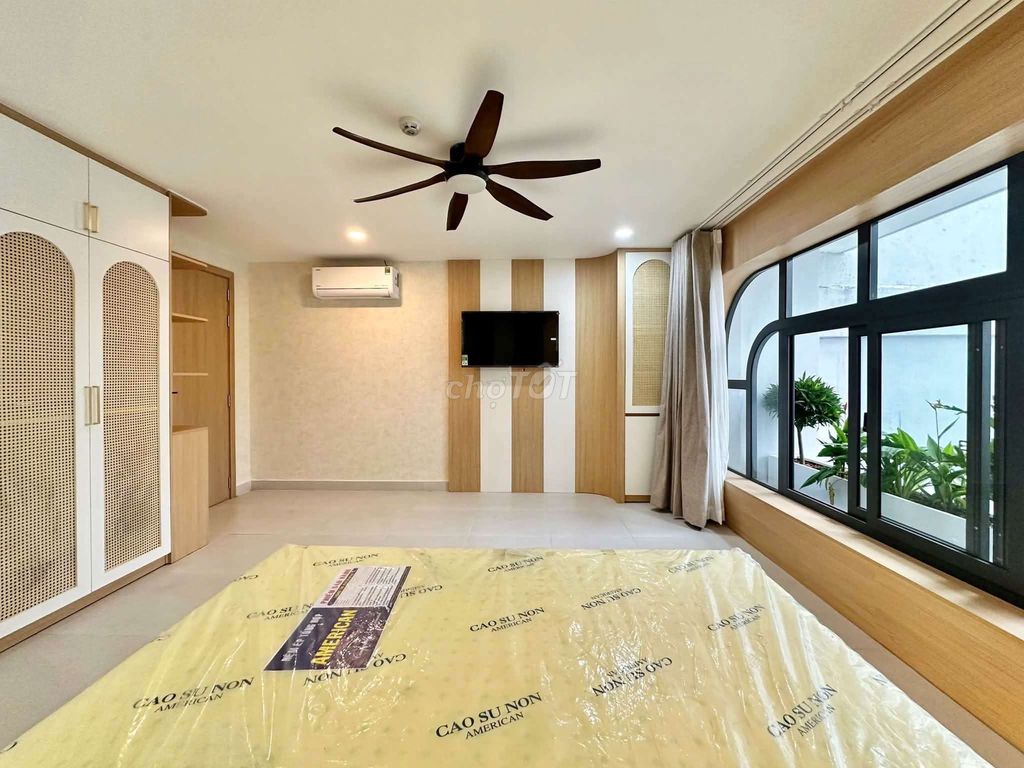 The 1st House is a 60-foot-two kitchen room in the heart of the 10th.