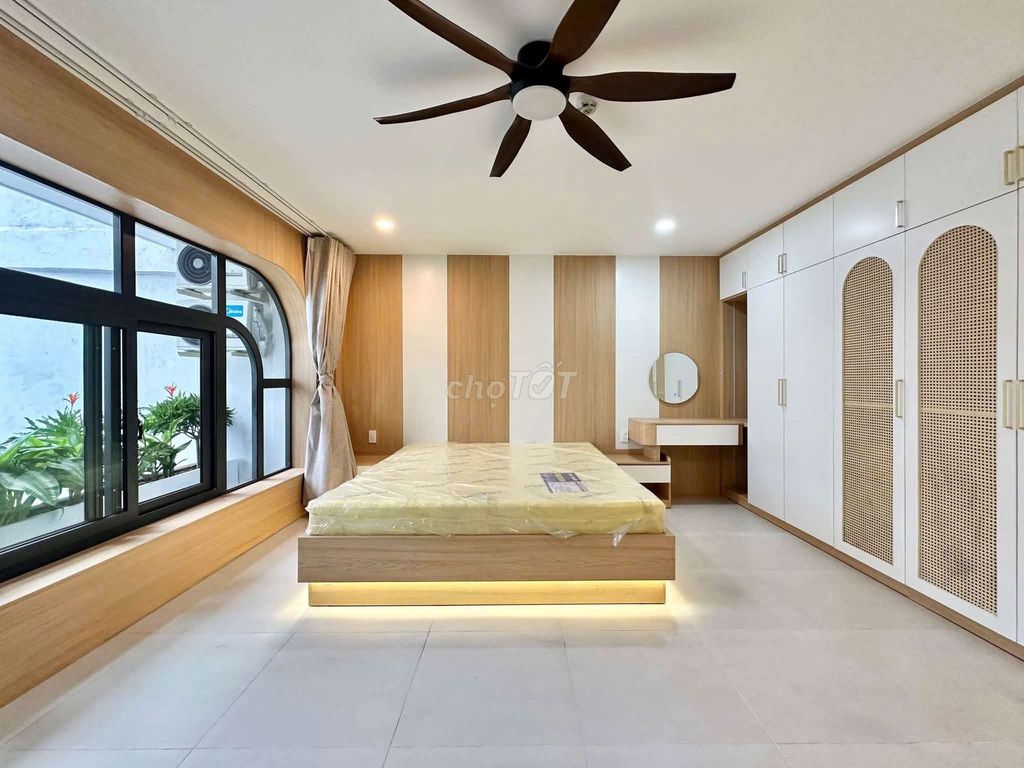 The 1st House is a 60-foot-two kitchen room in the heart of the 10th.