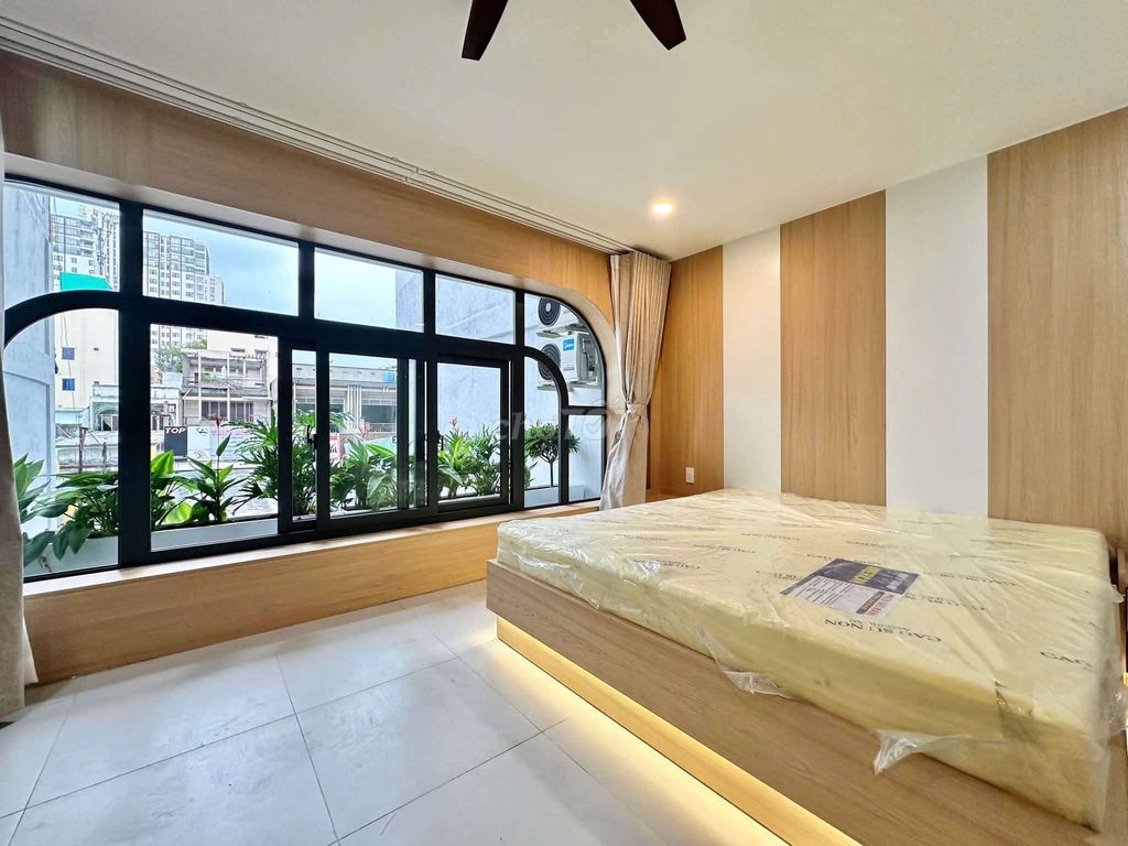 The 1st House is a 60-foot-two kitchen room in the heart of the 10th.