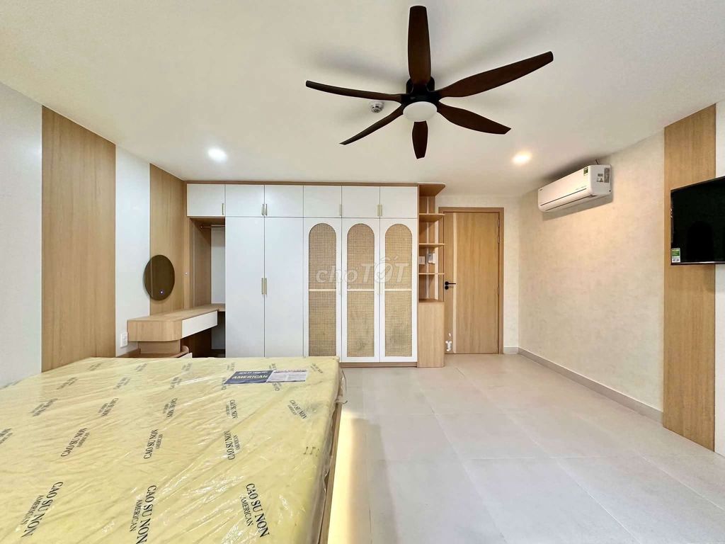 The 1st House is a 60-foot-two kitchen room in the heart of the 10th.