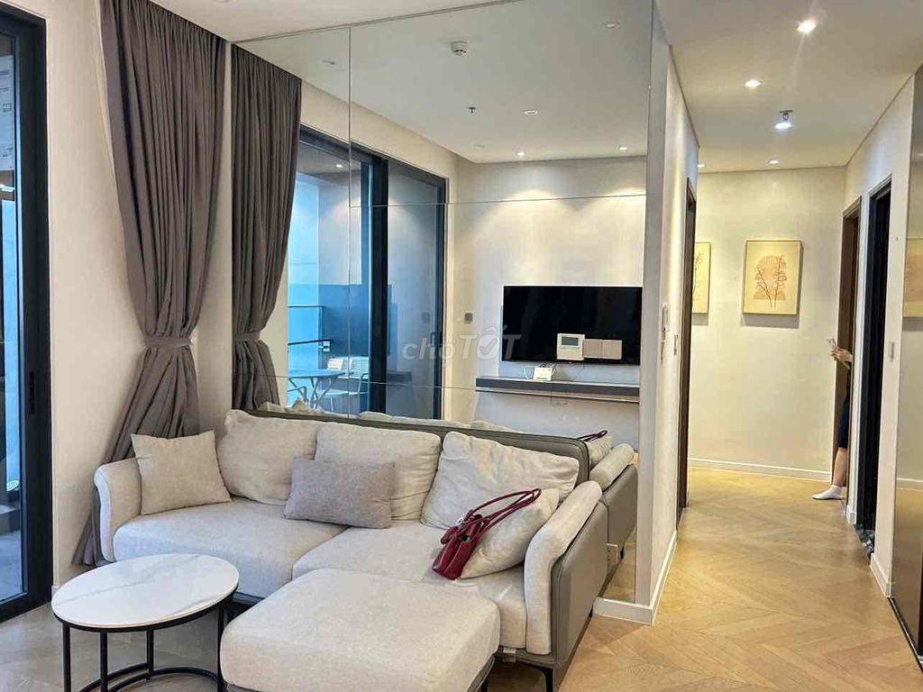 It's available to rent three bedroom two. Lumiurès reverside's toilet.