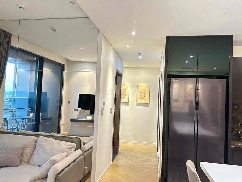 It's available to rent three bedroom two. Lumiurès reverside's toilet.