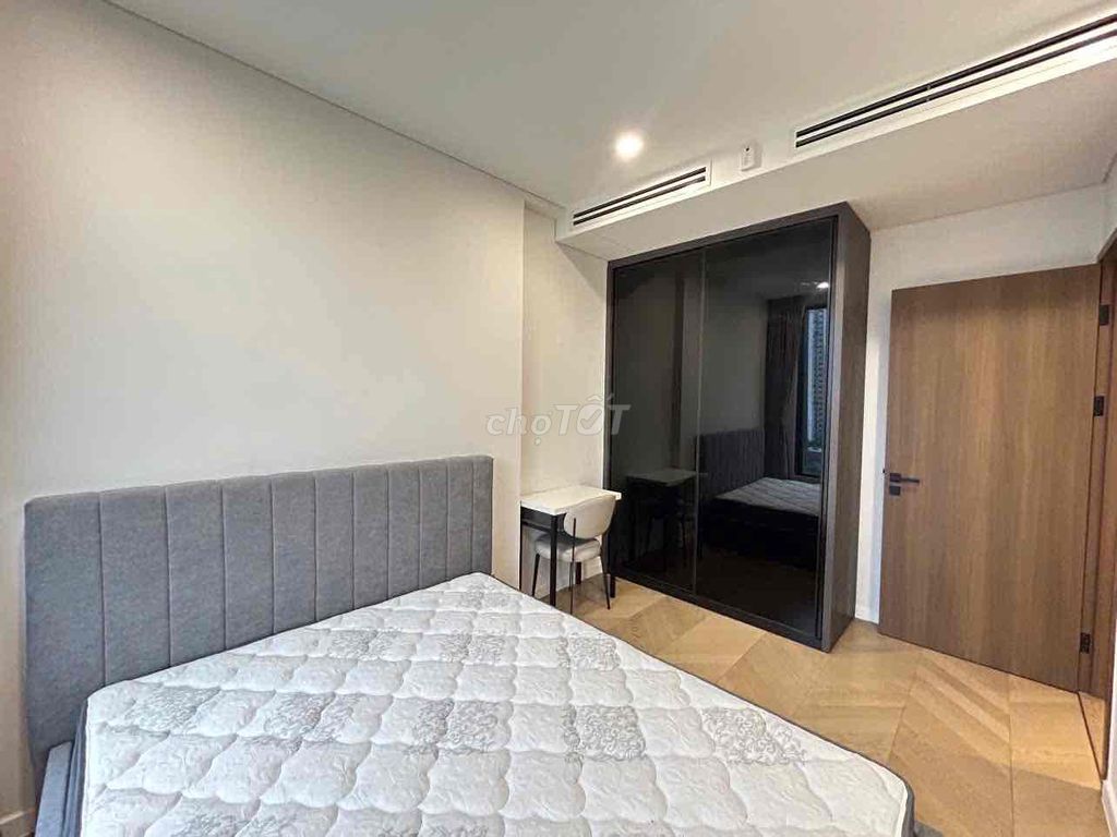 It's available to rent three bedroom two. Lumiurès reverside's toilet.