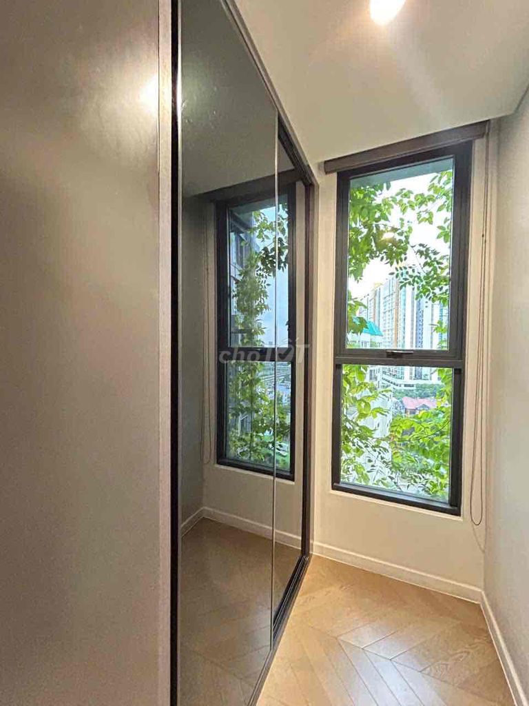 It's available to rent three bedroom two. Lumiurès reverside's toilet.