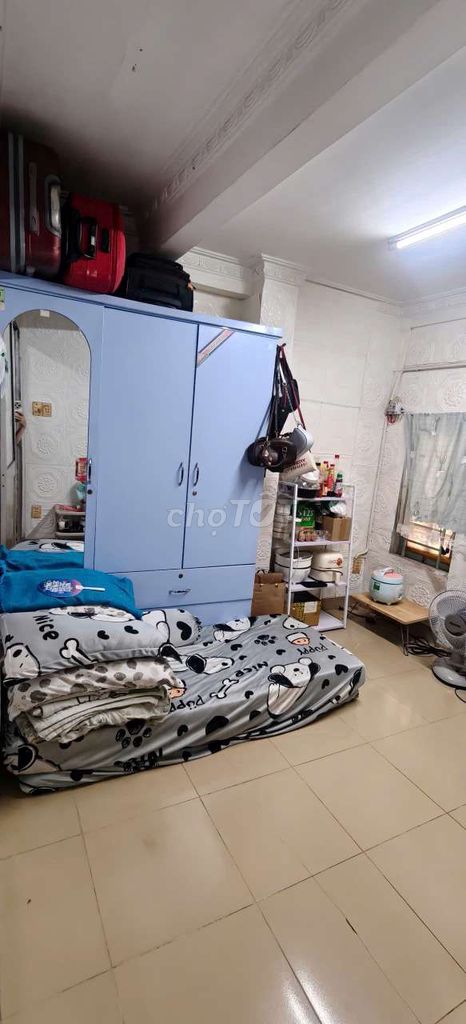 share empty rooms for a full woman comfortable in the water.