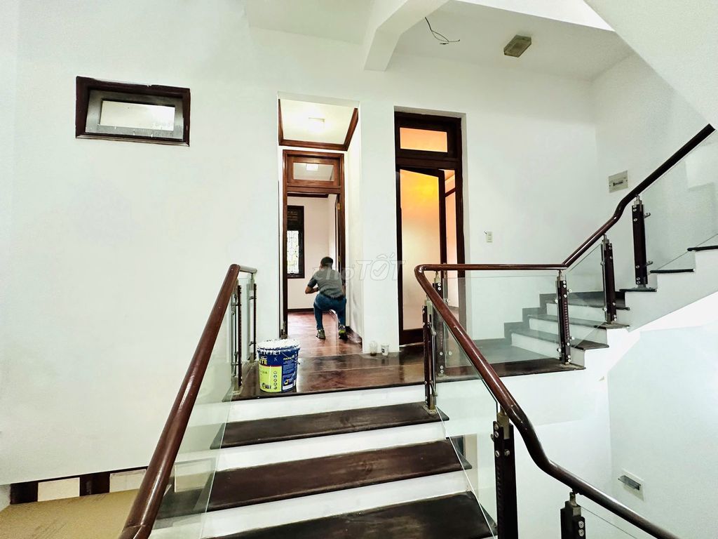 Rent a four-story hotel. Big truck. Seven bedrooms. Five nice seats.