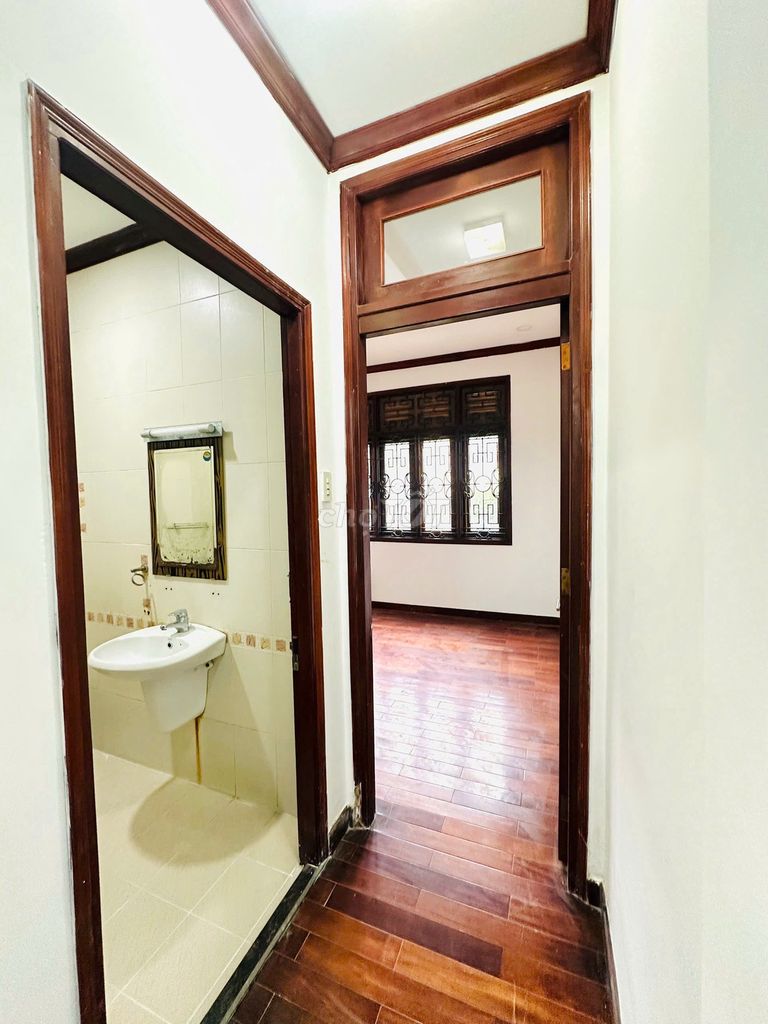 Rent a four-story hotel. Big truck. Seven bedrooms. Five nice seats.