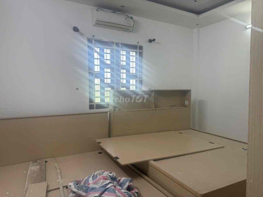 It's an internal building, 5 x 20,3.5 sheets, 5 rooms with air conditioning.