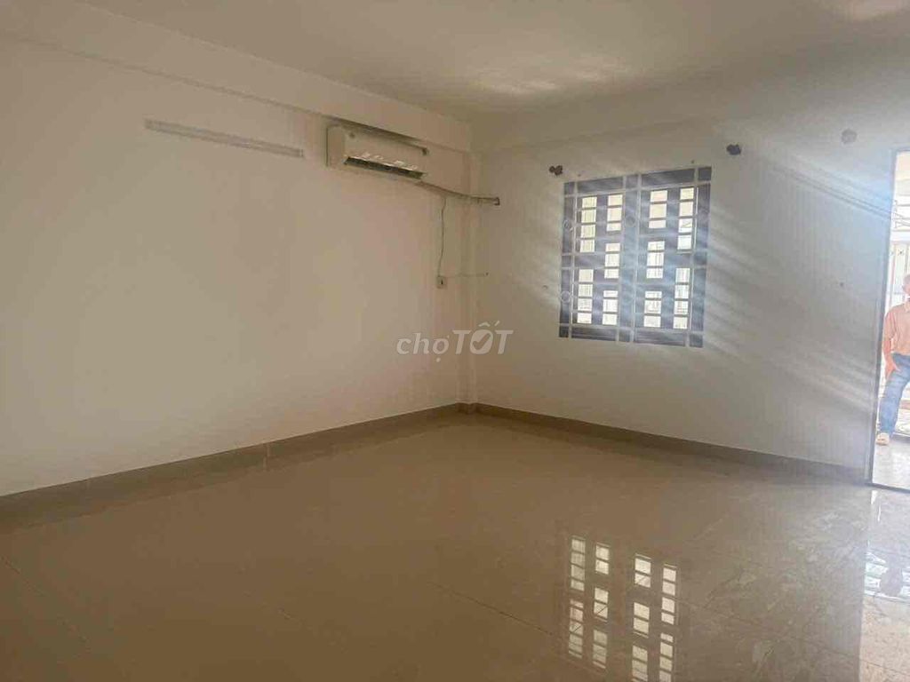 It's an internal building, 5 x 20,3.5 sheets, 5 rooms with air conditioning.