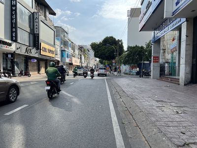 It's the owner of an 80-A Hồ Văn Huê. 10 m.12 M. 3 floors for 45 million a month.
