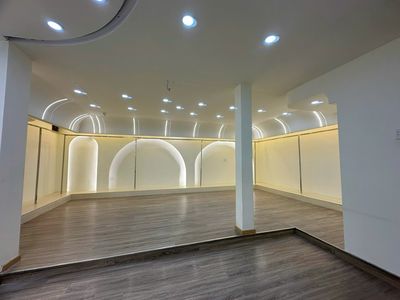It's the owner of an 80-A Hồ Văn Huê. 10 m.12 M. 3 floors for 45 million a month.
