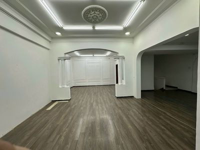 It's the owner of an 80-A Hồ Văn Huê. 10 m.12 M. 3 floors for 45 million a month.