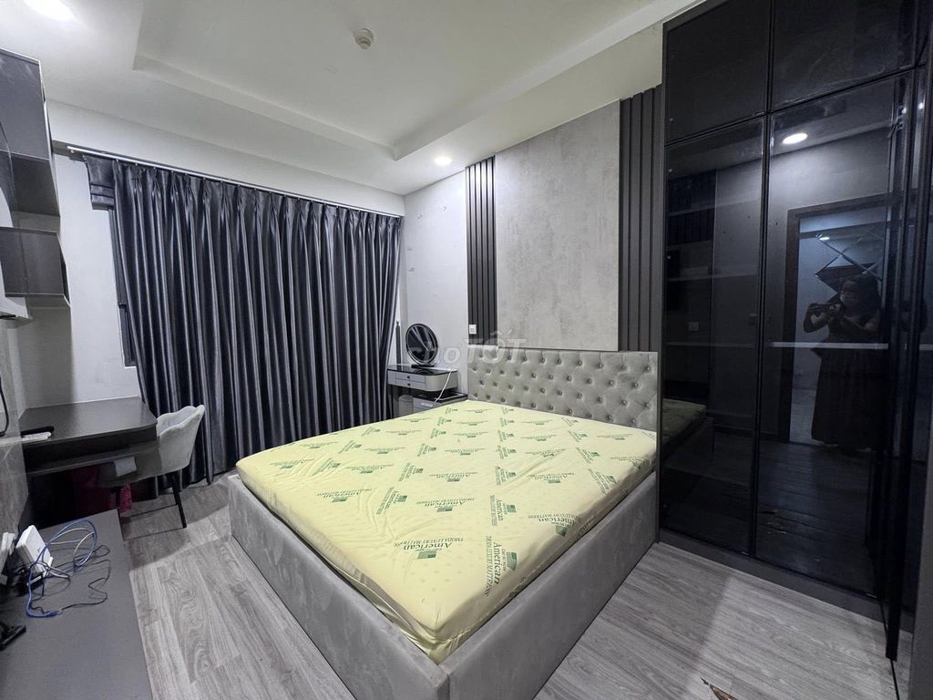 The two-p high-school apartment has a balcony on its balcony at 16 million a month.