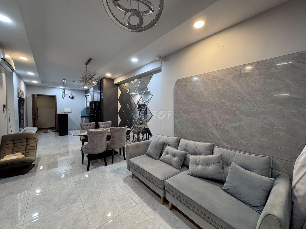 The two-p high-school apartment has a balcony on its balcony at 16 million a month.