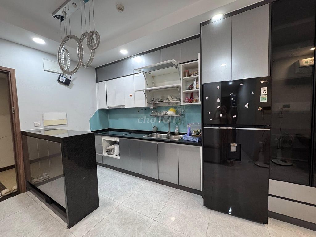The two-p high-school apartment has a balcony on its balcony at 16 million a month.