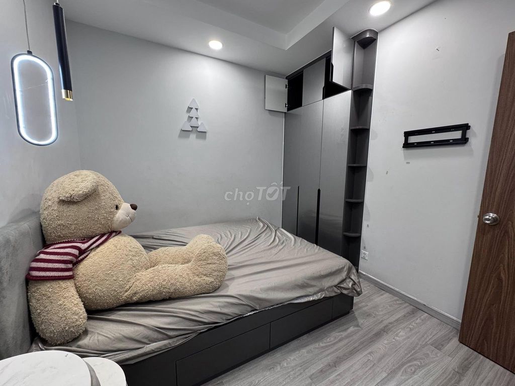 The two-p high-school apartment has a balcony on its balcony at 16 million a month.