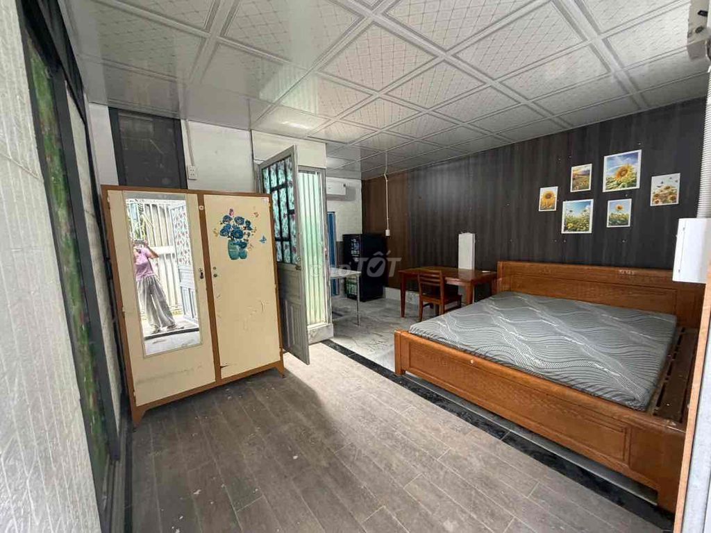 It's the owner of a clean, secure boarding room.
