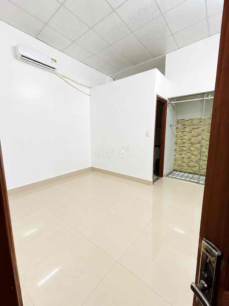 The base house sells four to twenty-one meters. One floor is empty. Two rooms.