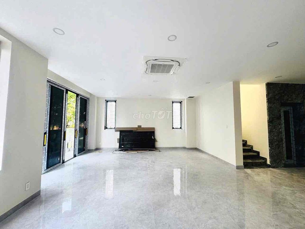 Rents out the Street of Kadc him blue, works in the office, 10 Ms, Tân Hưng