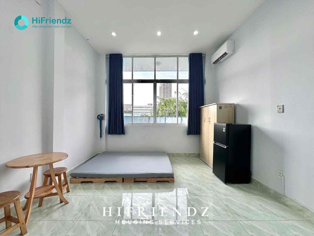 A super-high sky window studio at Cầu Nguyễn Tri Phương's feet