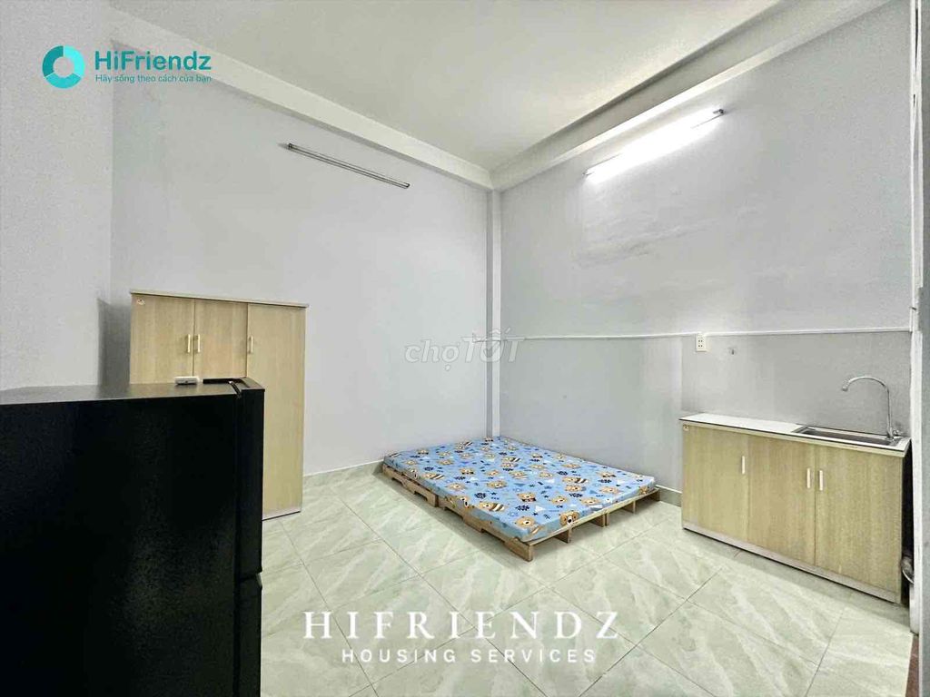 A super-high sky window studio at Cầu Nguyễn Tri Phương's feet