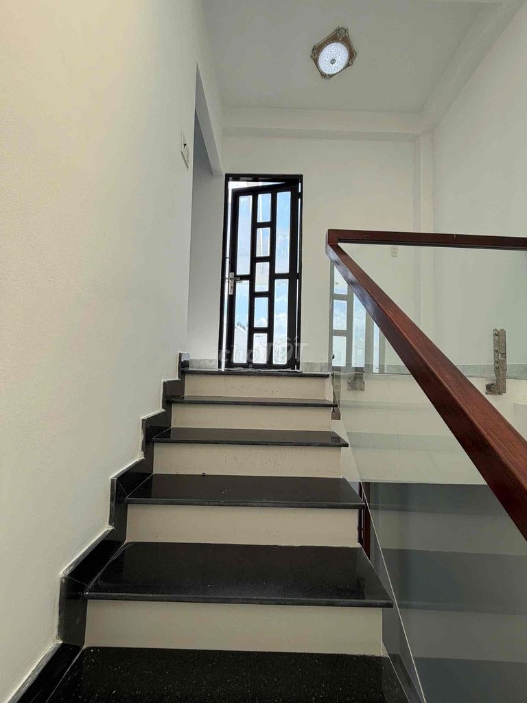 Rent 38/14 số 22 số 22 motorways in a three-story elevator.