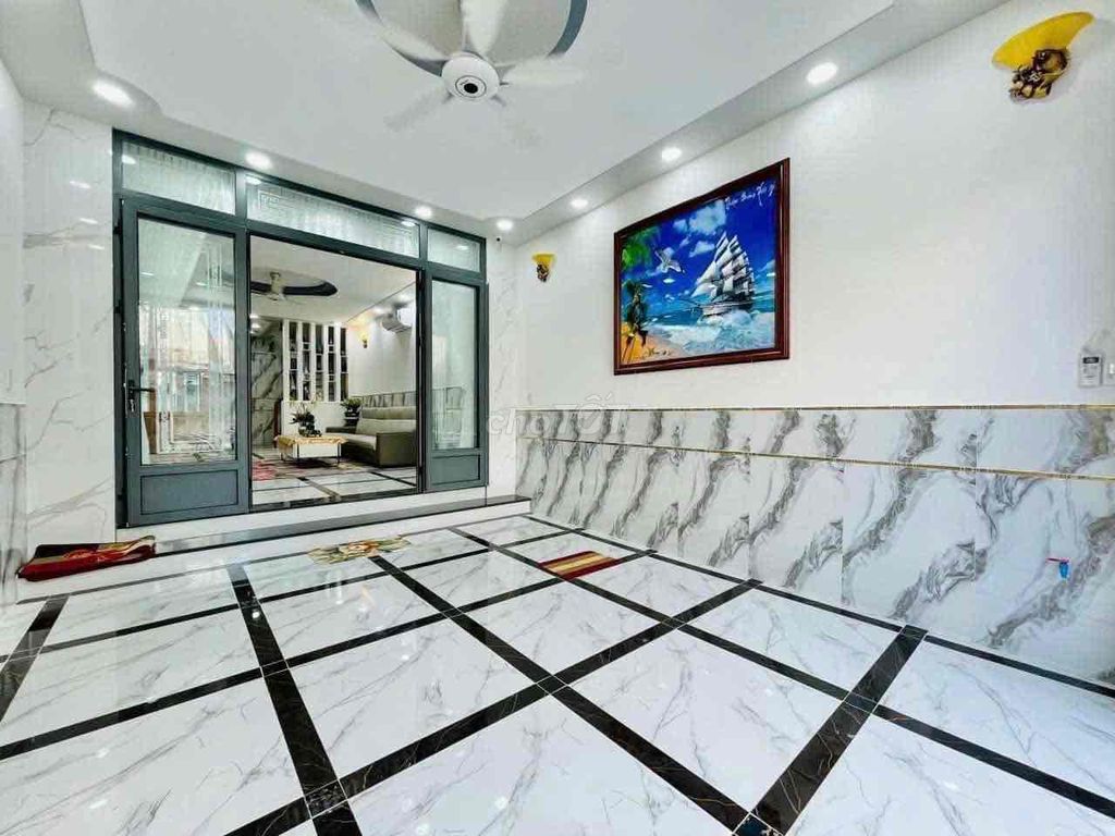 Rent a front house on Qq11011 Gò Vấp.
