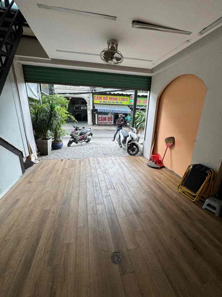 Rent a front house on Nguyễn Văn Khối.