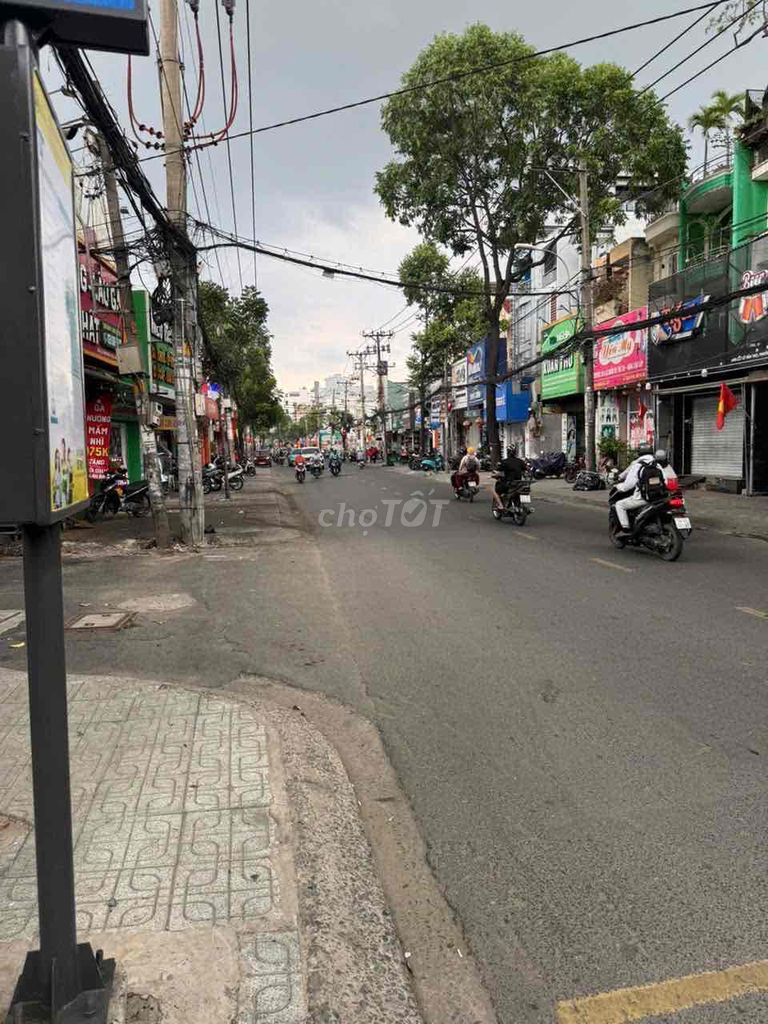 Rent a front house on Nguyễn Văn Khối.