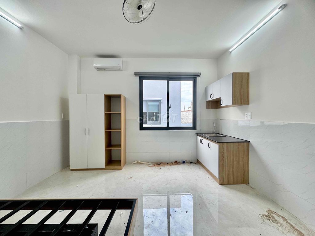 Open the large window studio full new furniture 100% near  cmt8