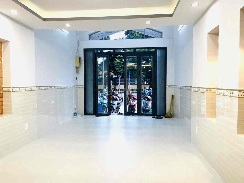 The whole five-story rental house, Tạ Quang Bửu-7705 District 8 front.