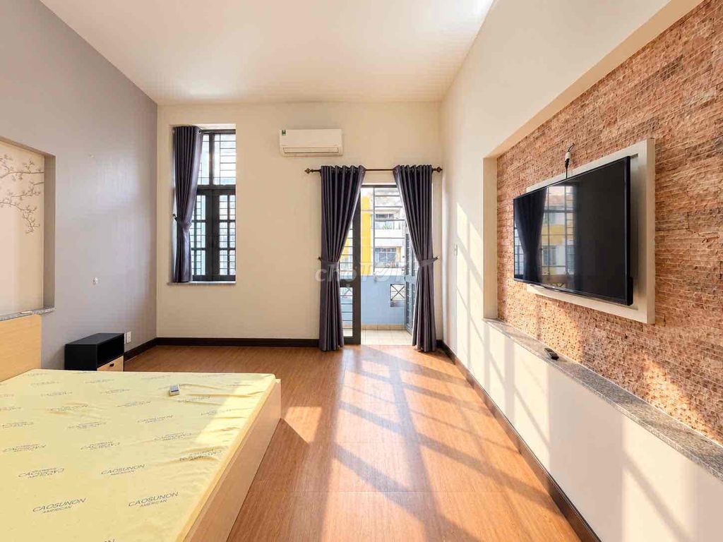 A bedroom rents power over the third quarter near the monasteries.