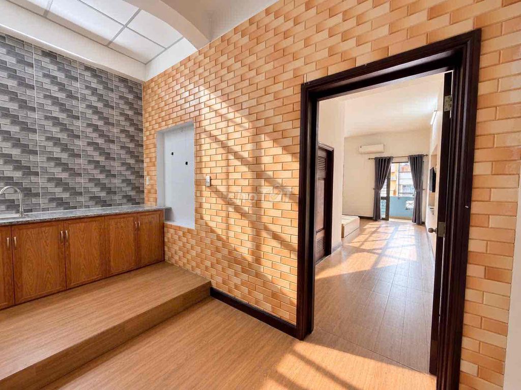 A bedroom rents power over the third quarter near the monasteries.