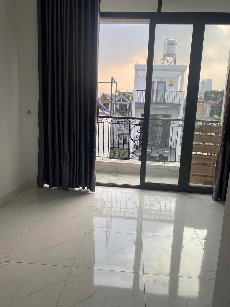 Rent the balcony, there's a guard in the safe apartment. It's your fault, boss.