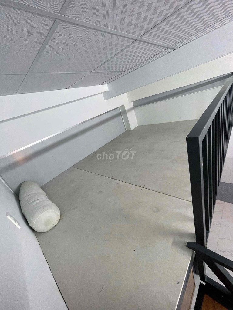 Rooms are beautiful, like pictures-- there's a fridge ready, there's a dresser-- good price.