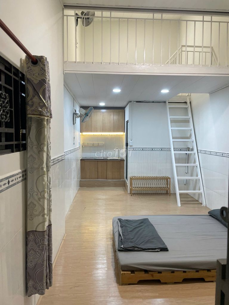 1 Cô Bắc motel room. At 4,800,000, there's a large, cheap balcony.