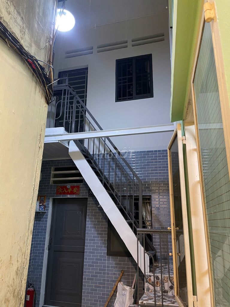1 Cô Bắc motel room. At 4,800,000, there's a large, cheap balcony.