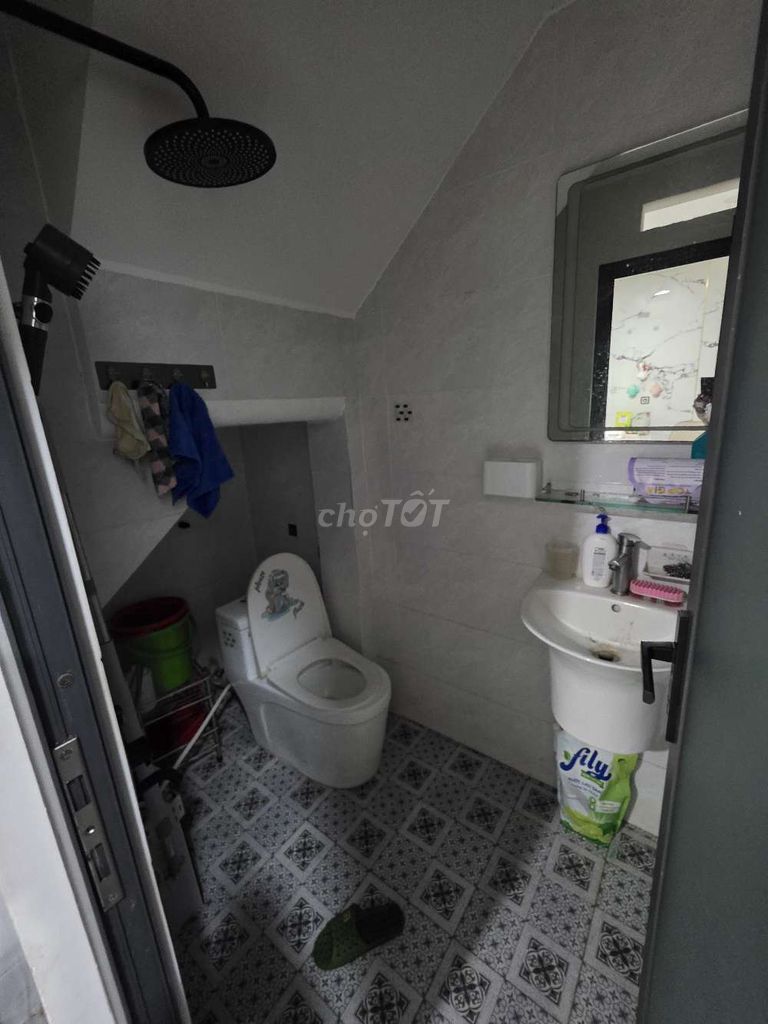 We need to rent a nice new house, three bedrooms, two toilets, 12th.
