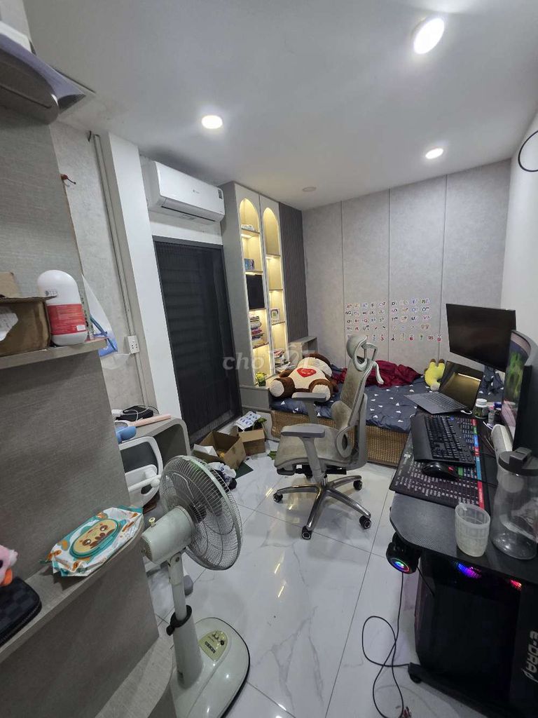 We need to rent a nice new house, three bedrooms, two toilets, 12th.