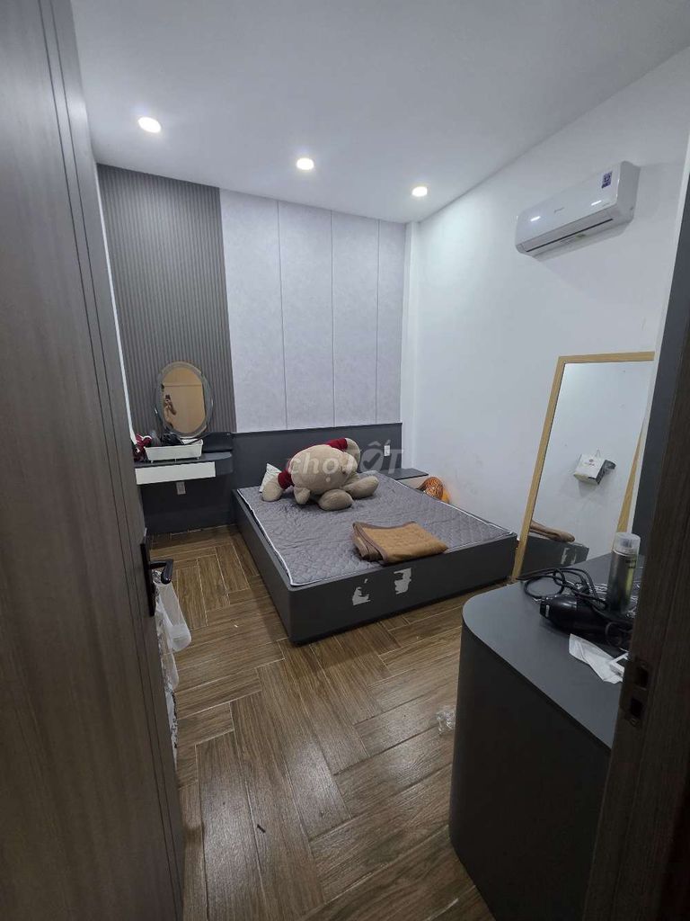 We need to rent a nice new house, three bedrooms, two toilets, 12th.