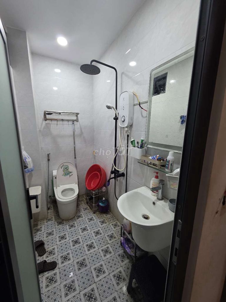 We need to rent a nice new house, three bedrooms, two toilets, 12th.